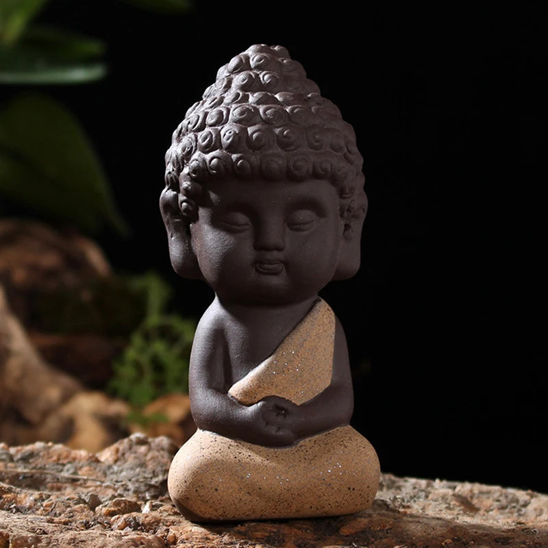 Serenidade Zen-  Estátua pequena tradicional de Buda