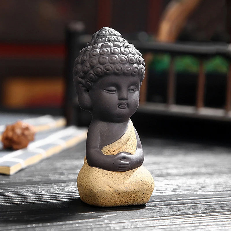 Serenidade Zen-  Estátua pequena tradicional de Buda