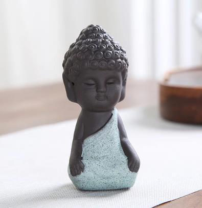 Serenidade Zen-  Estátua pequena tradicional de Buda