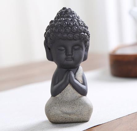 Serenidade Zen-  Estátua pequena tradicional de Buda