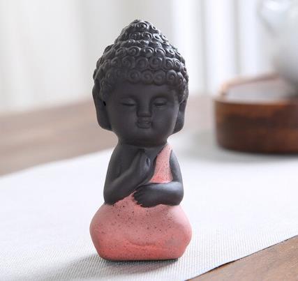 Serenidade Zen-  Estátua pequena tradicional de Buda